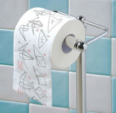 Toilettenpapier mit einer Anleitung zu Origami -Herstellung