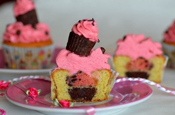 Kleine Cupcakes stecken in groesseren Cupcakes