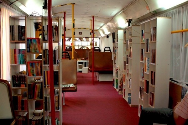 Bibliothek im Trolleybus 3