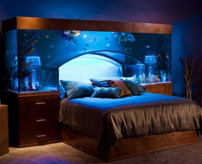 Aquarium am Bett-Kopfteil